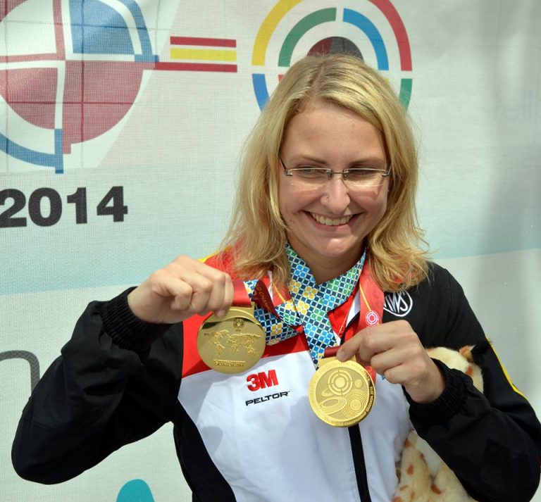 Beate Köstel auf der WM in Granada 2014 mit den Einzel-Goldmedaillen von KK...